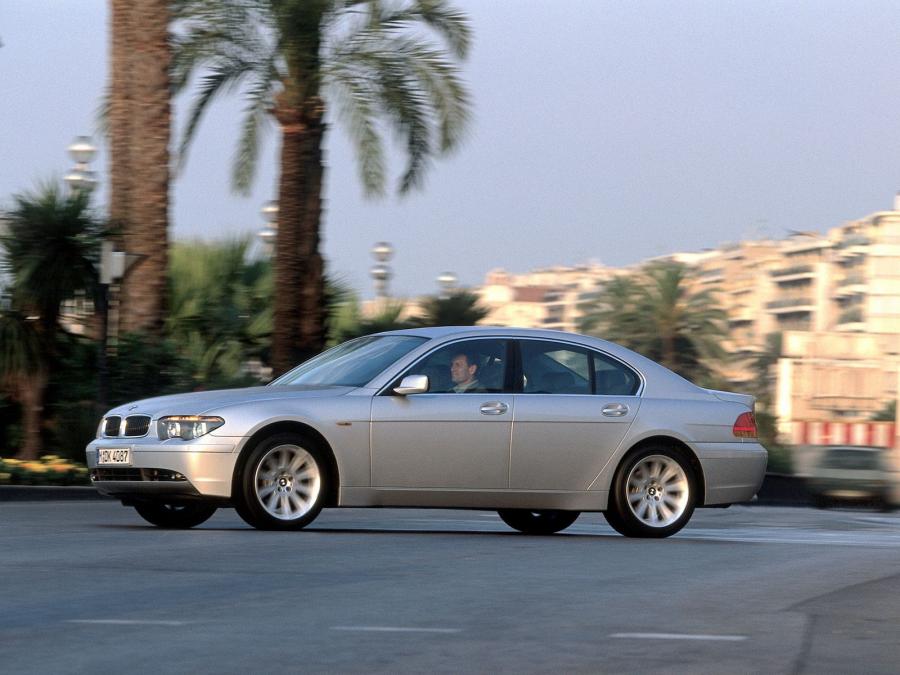  BMW 730i 2003 года  (фото 16 из 18)